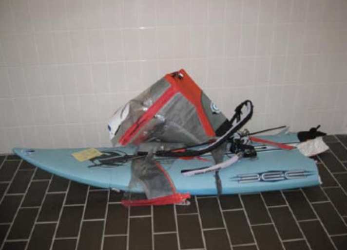   Die Überreste des Surfbretts