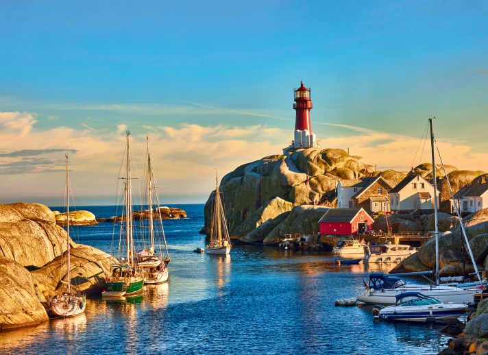 Paesaggio spettacolare in Norvegia: Porto nell'arcipelago Svenner