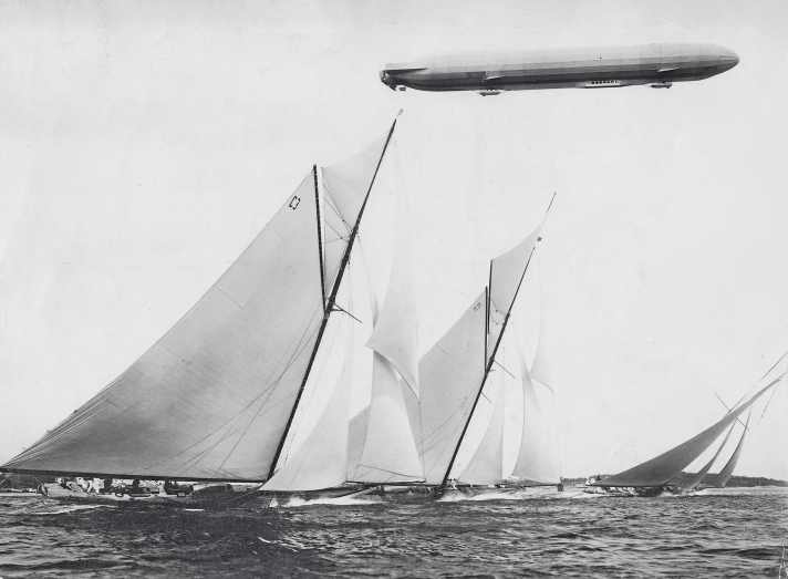 Kieler Woche 1913: A zeppelin flies over the regatta participants during the journey to Travemünde