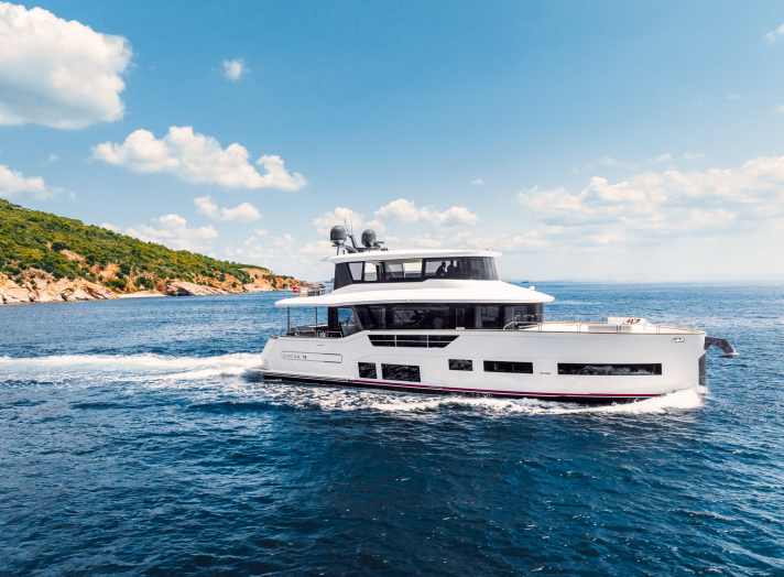 Sirena invites prospective buyers on board its 25-metre flagship with lines by Germán Frers. The light-flooded
The light-flooded interior of the 75-tonne semi-glider was designed by Dutchman Cor D. Rover.