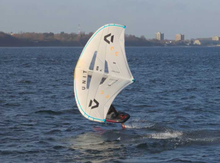 Consciously steer the wing to the inside of the turn - then the board will also follow