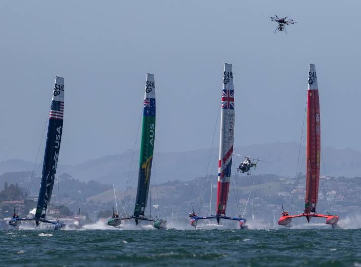In Zukunft werden Racing-Drohnen diese Arbeit übernehmen. Hier eine konventionelle Drohne im SailGP