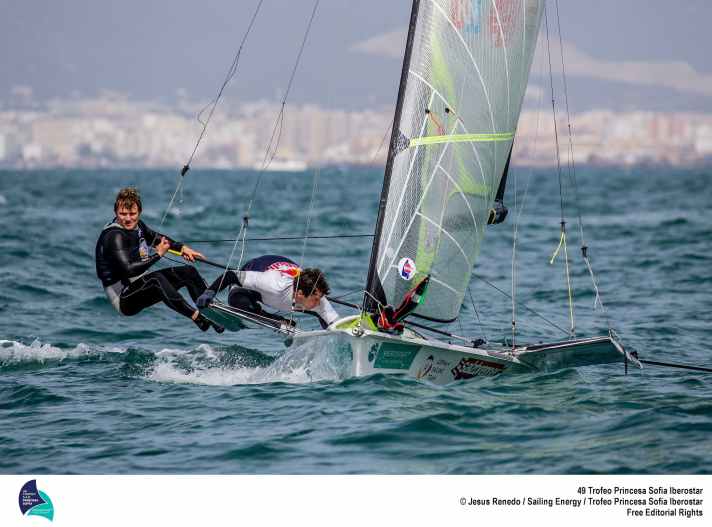   Hatten aus der Not eine Tugend gemacht und sich in Abwesenheit ihrer regulären Segelpartner für die spanische Trofeo Princesa Sofía zusammengetan: 49er-Steuermann und Europameister Justus Schmidt mit Rio-Bronzemedaillen-Gewinner Thomas Plößel. Beide berichteten lächelnd von einigen Abstimmungs-Hürden. Schmidt sagte: "Wir fahren innerhalb unserer beiden Teams unterschiedliche Systeme im Handling der Großschot. So kam es, dass wir hier in der neuen Konstellation manchmal entweder beide nach dem Groß griffen. Oder keiner." Für die Routiniers reichte es trotzdem mit Platz 17 zum besten deutschen 49er-Ergebnis vor Palma de Mallorca