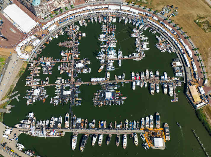 Unmistakable venue for the Hiswa te Water: the Bataviahaven on the Markermeer with its semi-circular shape
