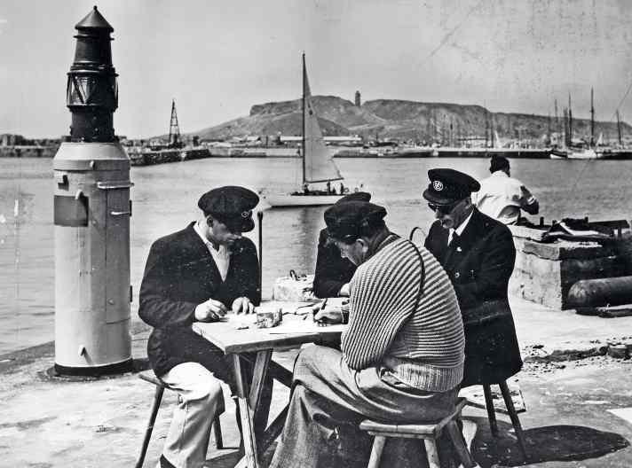 Target judge at the pier head of Heligoland harbour in the post-war period. The etiquette of the old days has been preserved. Club caps and blazers are part of good style, and not just for the officials. Most of the boats still sail in and out of the harbour. Hardly any yachts have an engine