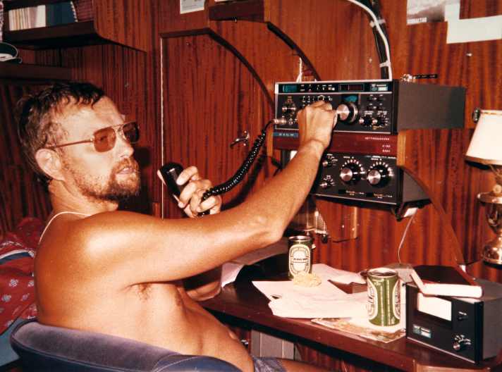   Con la radio VHF convenzionale, il contatto con la casa si perdeva poche miglia dopo il decollo. Bobby Schenk ottenne quindi una licenza di radioamatore e acquistò un'apparecchiatura ad alta potenza di trasmissione per le sue navi. Oggi, grazie alla telefonia satellitare, i viaggiatori a lunga distanza possono essere raggiunti praticamente in tutto il mondo e 24 ore su 24.