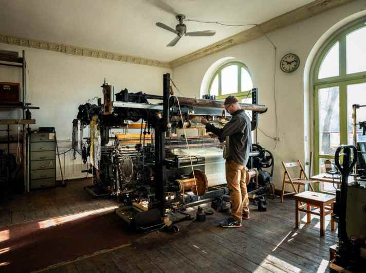 Die Reproduktion des originalen Stoffes für Sitze und Türbezüge erfolgt mit traditionellen Methoden in einer Weberei in Halle