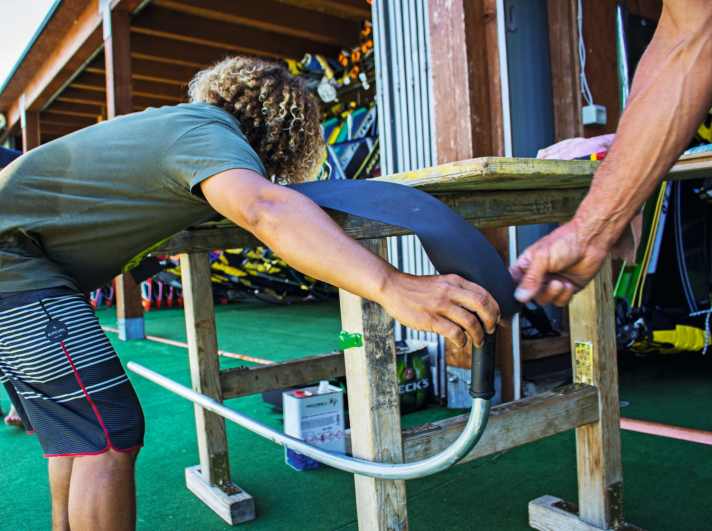 Auf stabiler Arbeitsfläche die Länge ausmessen und zuschneiden-