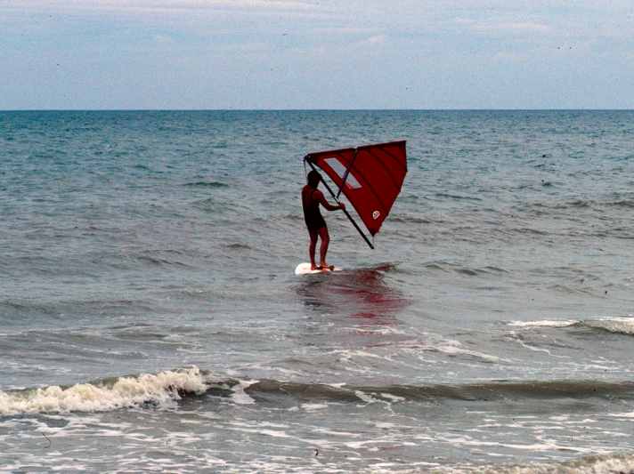 Uli Stanciu fährt den vermutlich ersten Wing der Welt – am 11. November 1981 in Thailand.