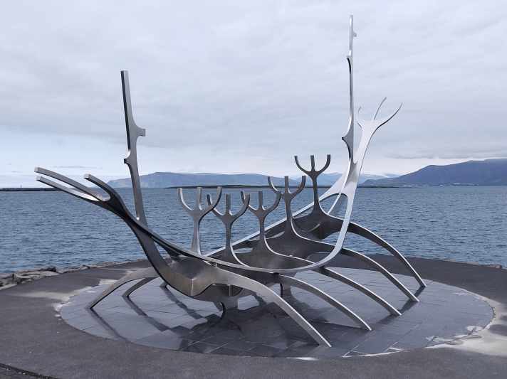 La scultura "Sun Journey" a Reykjavík simboleggia il viaggio verso nord in una barca aperta
