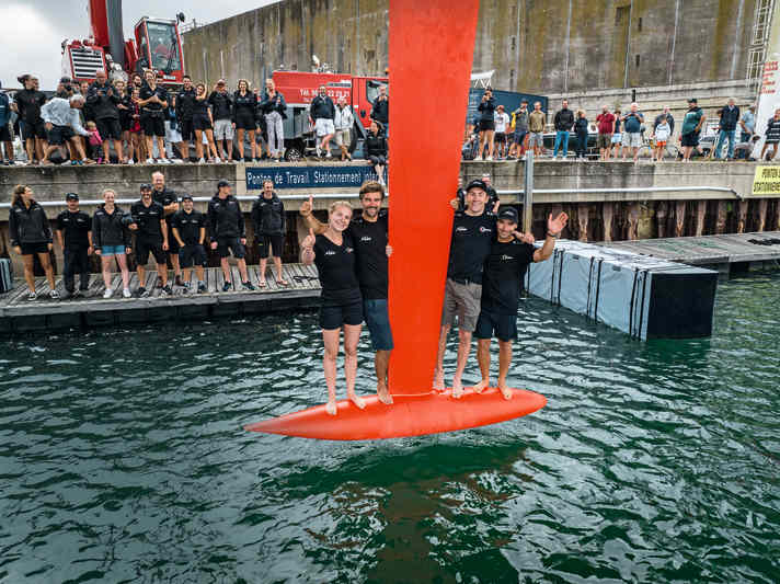 L'equipaggio della Ocean Race: Rosalin Kuiper (NED), Will Harris (GBR) e Nico Lunven (FRA) navigano a fianco di Boris Herrmann