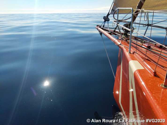   That's how different the worlds are in the Vendée Globe: while the front runners are preparing for a possible encounter with a threatening front on Tuesday, the midfield chasers are struggling through flat regions. At boat speeds of around three or four knots, "La Fabrique" skipper Alan Roura had time to capture this dreamy image