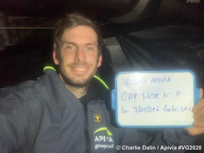   Charlie Dalin feiert seine erste Kap-Hoorn-Passage, segelte nach Bestaven als Zweiter am berühmten Felsen vorbei