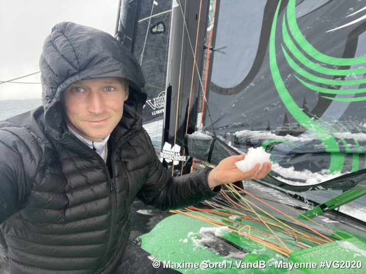   Der auf Platz zehn liegende Maxime Sorel zeigt an Bord seiner "V and B Mayenne" etwa beim 57. Breitengrad Süd eindrucksvoll, wie kalt es dort gerade  ist