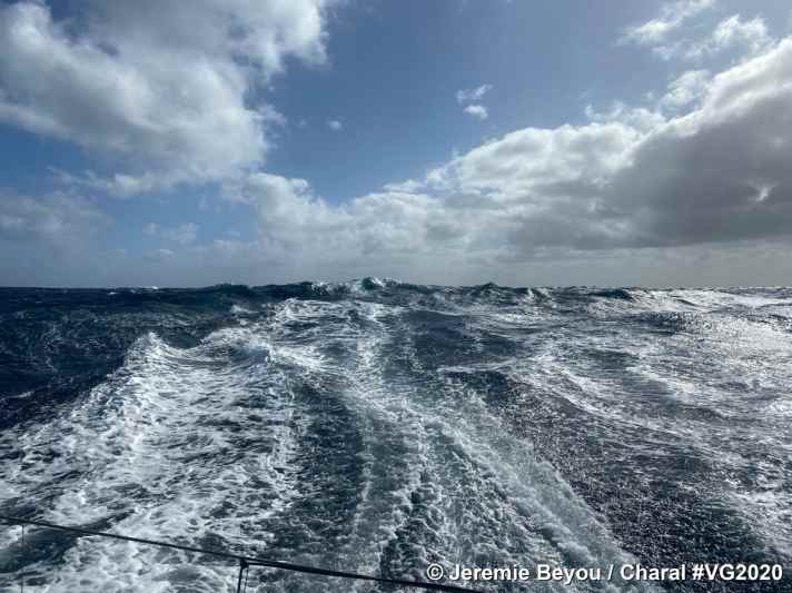   Symbolbild für Jérémie Beyous rasende Aufholjagd: der Franzose, der nach Bruch und Reparatur seiner "Charal" neun Tage nach dem Feld in die 9. Vendée Globe gestartet war, hat seinen Rückstand auf den auf Platz 17 liegenden Arnaud Boissières auf nur noch gut 100 Seemeilen gedrückt. Am Ende des 56. Tages auf See – für Beyou ist es erst der 47.! – schlug der Jäger auf Kurs Point Nemo gerade einen kleinen Haken nach Norden, um dort von besseren Winden zu profitieren und die vor ihm liegenden Boote in der Außenkurve zu überholen