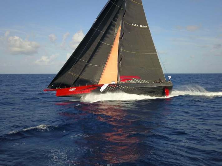  Eine Drohnen-Aufnahme, die "Comanche"-Crewmitglied Shannon Falcone bei kanpp 25 Knoten Speed der Rennyacht gelang