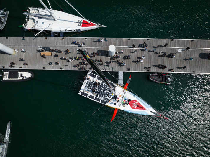   Auch der Mast steht schon. Bevor allerdings erstmals gesegelt werden kann, stehen noch einige kleinere Arbeiten am Boot an.