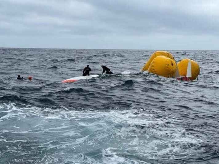   Die spanischen Seenotretter bei der aufwändigen Bergungsaktion  