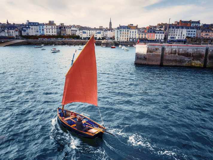 La voile de lugger sans bôme est tout ce que le navigateur Ilur doit manier en plus de la barre franche.