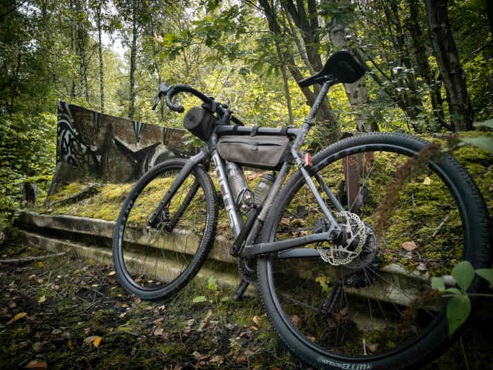 Urbaner_GravelRide_-_Zwischen_StreetArt_LostPlaces___Foto_Jochen_Schlutius_hkcob7