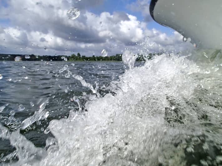   Wasserwandern mit 15-PS-Boot auf der Mecklenburgischen Seenplatte. 