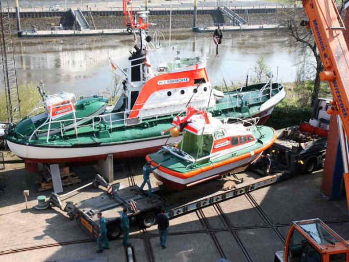 Verladung am 20. April 2012 auf dem Hof der DGzRS-Zentrale in Bremen. | n.