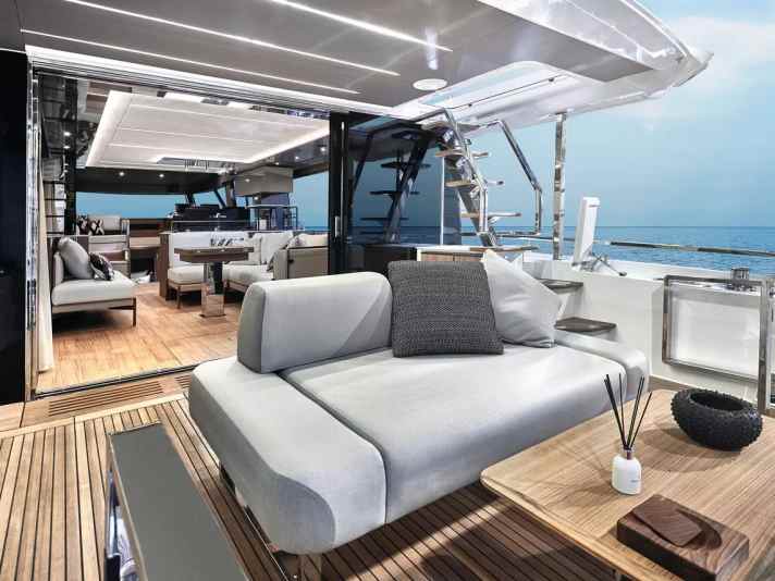 Auf der Flybridge, im Salon und an Deck dominieren edles Teakholz und bequeme Polstermöbel