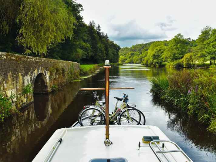 We leave lock 24 Quelennec and steer our tjalk downhill towards Hennebont