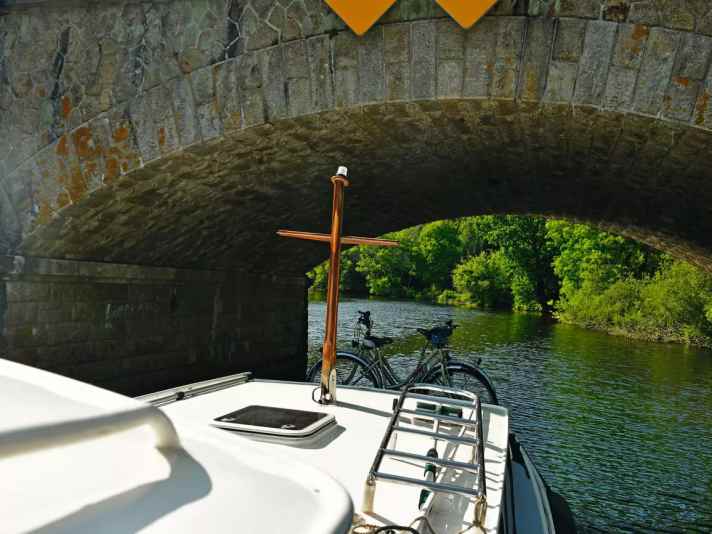 Die alte Steinbogenbrücke oberhalb Schleuse 9 in Saint-Nicolas-des-Eaux, die nicht allzu viel Platz nach oben lässt