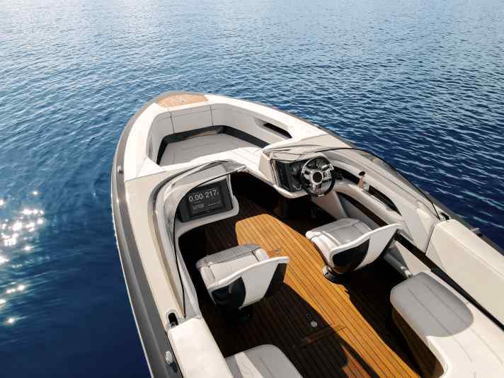 M800 Spyder: die Bowrider-Variante mit Front-Cockpit. In der eigenen Fertigung erledigt Marian individuelle Ausbauten