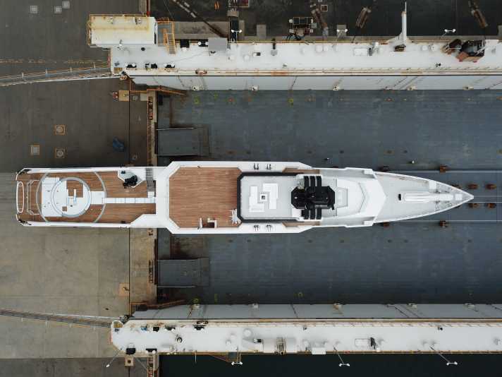 Parts of the bar deck are still missing. Delivery is scheduled for 28 October.