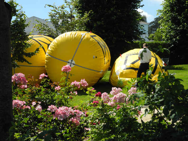 Turning buoys on the grounds of the RYS in Cowes. | s.
