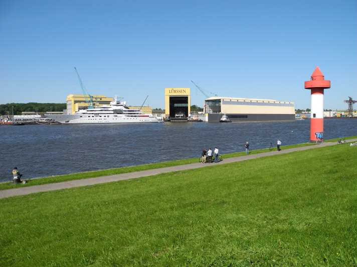 Die 146 Meter lange "Topaz" neben dem vom Feuer betroffenen Schwimmdock. | k.