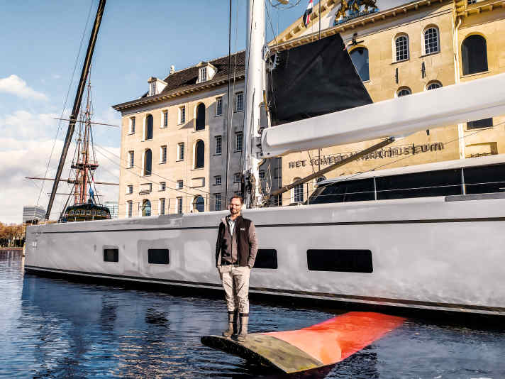 Ausflug in Amsterdam: Mattia Belleri posiert auf dem voll ausgefahrenen Flügel mit dem Schifffahrtsmuseum im Hintergrund. Der langjährige „Canova“-Kapitän mit Ingenieurs-Hintergrund betreute den komplexen Bau für den Eigner auch als Projektmanager. | r.