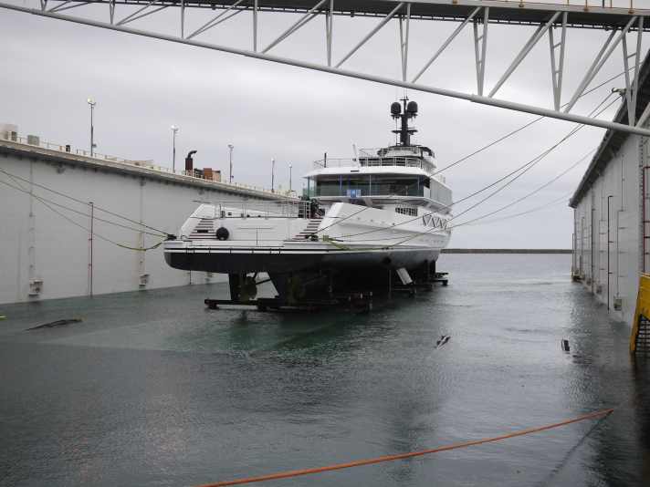 Das Schwimmdock nutzen eine Reihe von Werften, die im Henderson Maritime Complex angesiedelt sind.