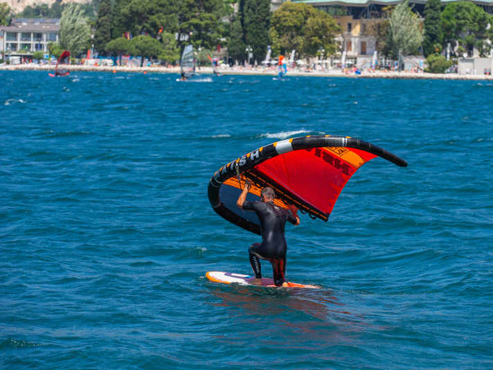Besonders das Aufstehen ist beim Lernen des Wingsurfens eine Herausforderung. Ein Board mit genügend Volumen hilft dann enorm