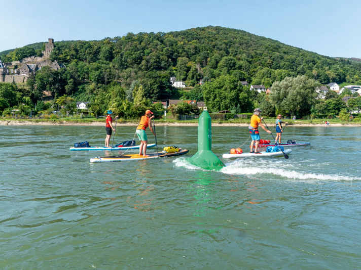 Always paddle along the left (green) or right (red) buoys to stay safely on the edge of the fairway.