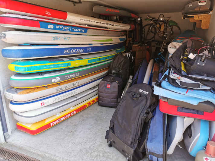 Für den SUP-Test passt kurzfristig viel in eine Garage - die ideale Lagerung für längere Zeit sieht anders aus.
