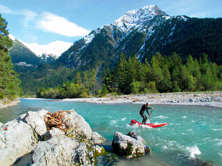 Again and again, the upper Lech offers beautiful hairpin bends for practising and playing (here on a warm foehn day in autumn).