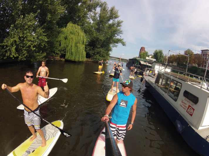 Trendy: Surfen auf dem Main vor Frankfurts Kulisse