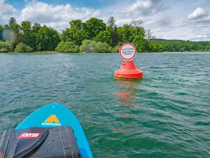 Sperrgebiete wie hier um die historischen Pfahlbauten im Starnberger See sind in der Regel gut gekennzeichnet.