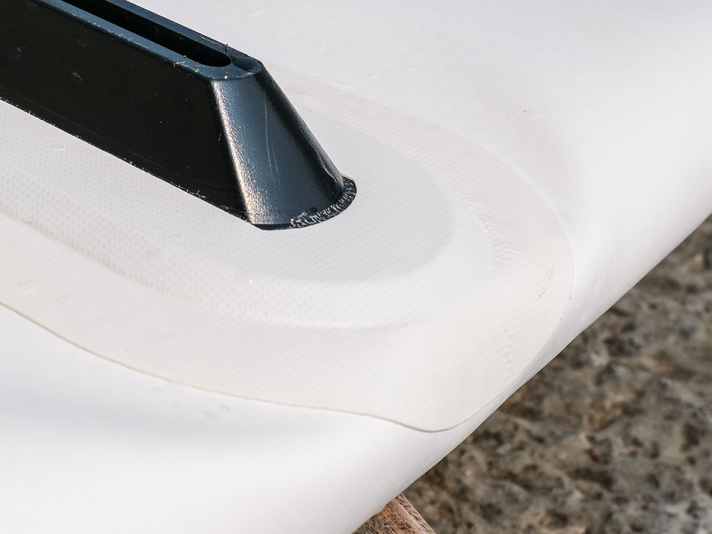 Druckstelle des Finnenkastens beim Aufrollen vermeiden.