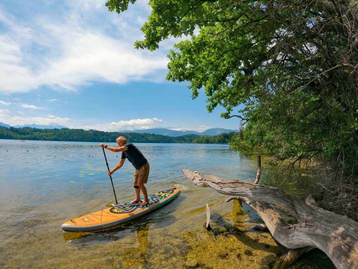 Classic use for these boards: Moderate tours on inland lakes like here on the Staffelsee in Upper Bavaria - and as a bouncy castle and bathing island anyway.