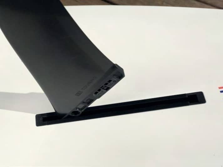 The fin on the Sic Sonic is only inserted into the fin box.