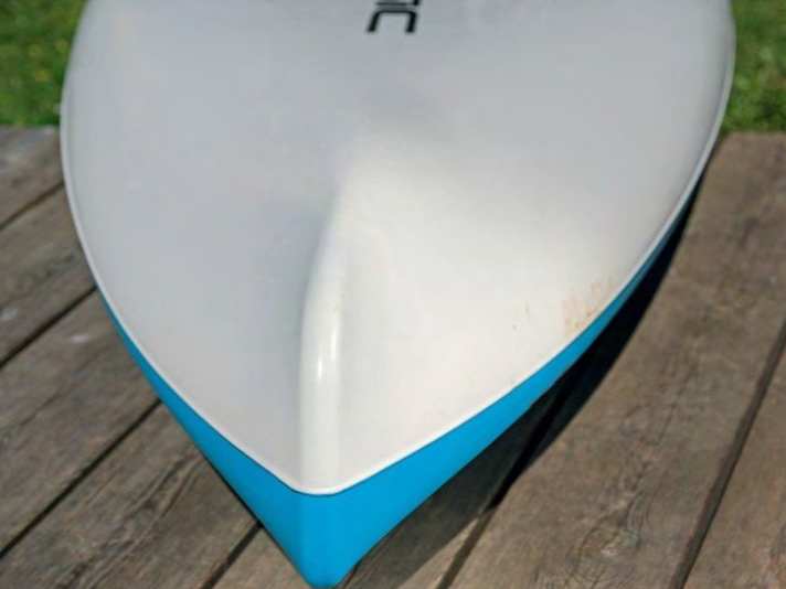 The slightly pointed nose of the Sic Sonic glides well. Here you can also see the thermoplastic house of ASA technology that covers the entire board.