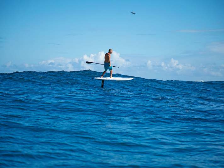 „Ich bin nicht spirituell“, sagt Schweiger, „doch das Meer ist mehr als ein Sportplatz für mich.“ Besonders gerne foilt Schweiger mit dem SUP über Dünungswellen die Küste runter, von Maliko Bay nach Kanaha. „Ein paar Mal kräftig das Paddel durchgezogen und die gleitest den ganzen North Shore entlang.