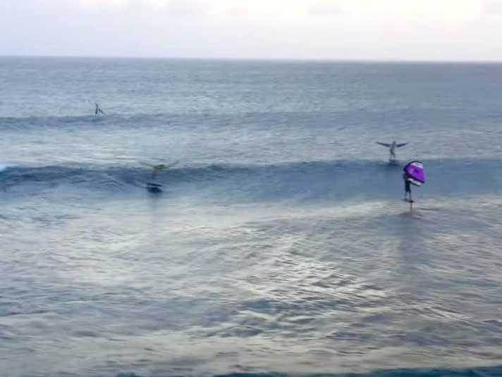 Whoever rides out against the wave has priority. Those who ride off must ensure that they can keep enough distance
