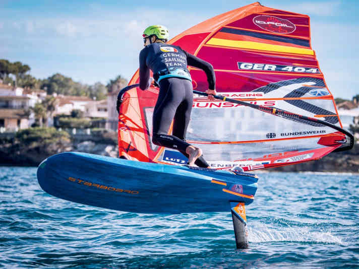 The iQFOiL uses standardised equipment - in all conditions. The men with nine square metres, the women with an 8.0 sail.