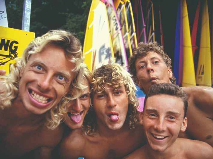 Die 90er am Pier waren wilde Zeiten. Dafür sorgte auch die bunte Surflehrer-Truppe der Station.