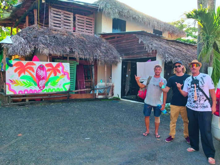 Mit Marcus (ganz rechts), auch YahMan genannt, vor seinem kleinen Hostel dem „TakeOff Surf Camp“ in Cabarete.